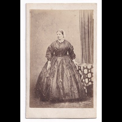 CDV: London & Provincial. Kopiert von: Frau im vollen Kleid.