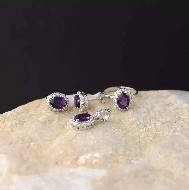 Juego de joyas para mujer de corte ovalado de amatista creada en laboratorio de 4,00 quilates enchapado en oro blanco de 14 quilates Foto 2 de 4