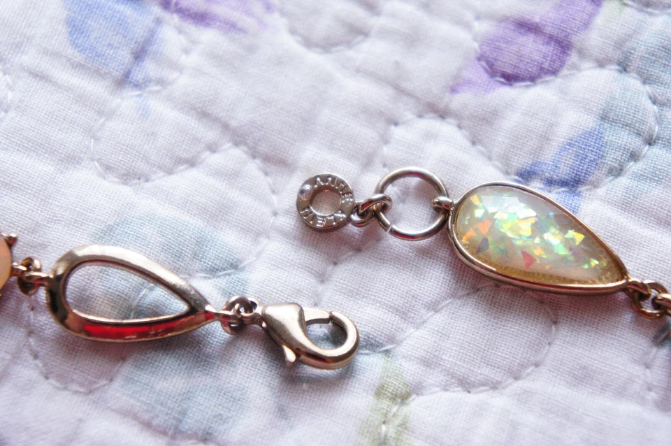 Collar Anne Klein imitación lágrima ópalo tono dorado pedrería extra largo 41"" Foto 3 de 4