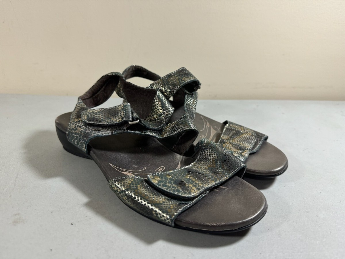 Munro women's gold snake skin print slingback sandals size