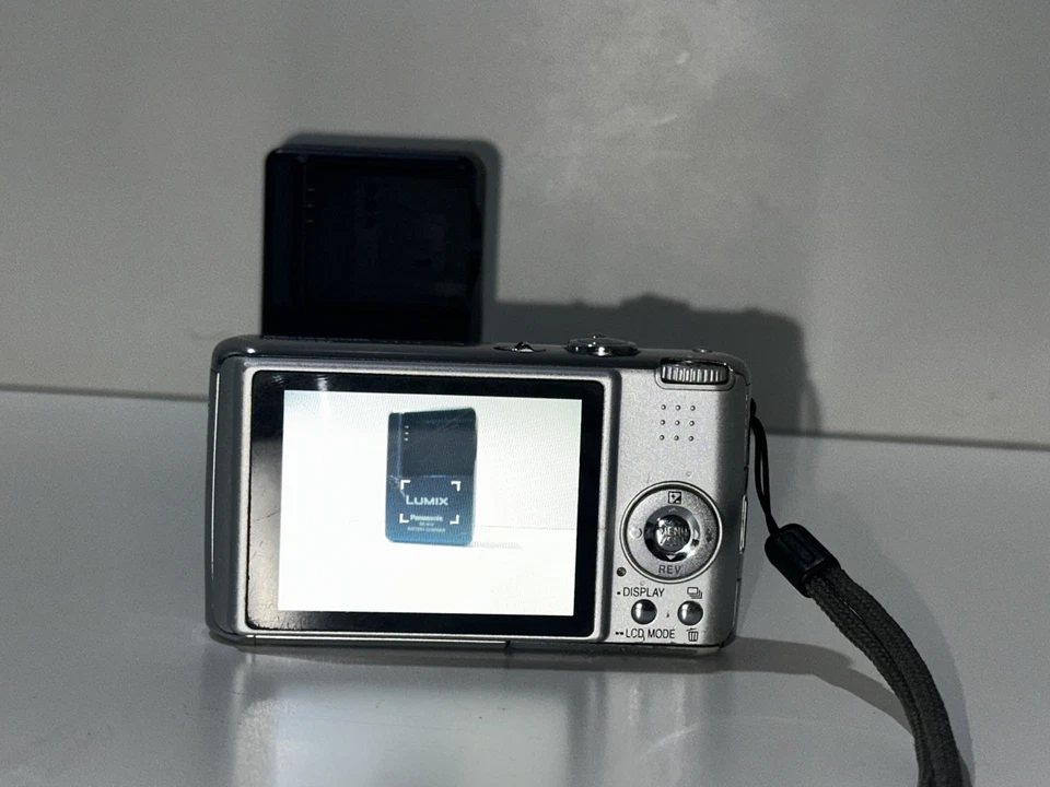 Panasonic Digital Camera Lumix DMC-FX07 7.2MP Silver Tested - Image 2 of 4