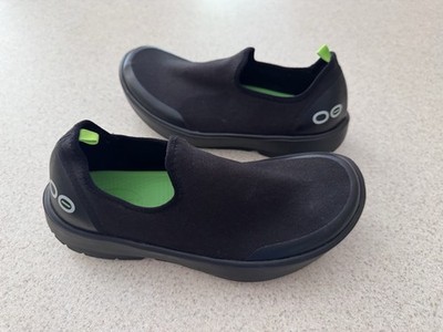 OOFOS OOmg eeZee Low Recovery Shoe Black Women's 8