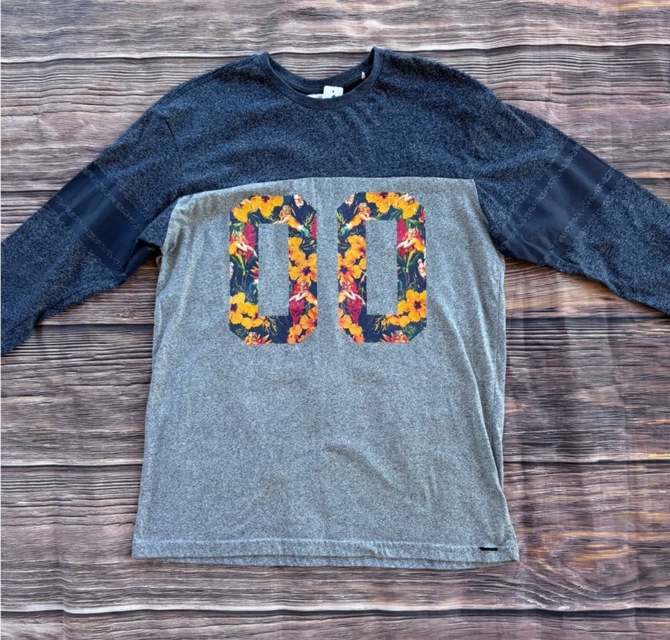 Camiseta Jersey Usada en Excelente Condición On The Byas Talla L– Gris y Azul Marino con Floral 00 ENVÍO GRATUITO Foto 4 de 4