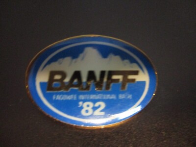 1982 FAGOWEE INTERNATIONAL BASH Banff Alberta Logo 1 1/4'' Wi8de Pin SKIING SKI