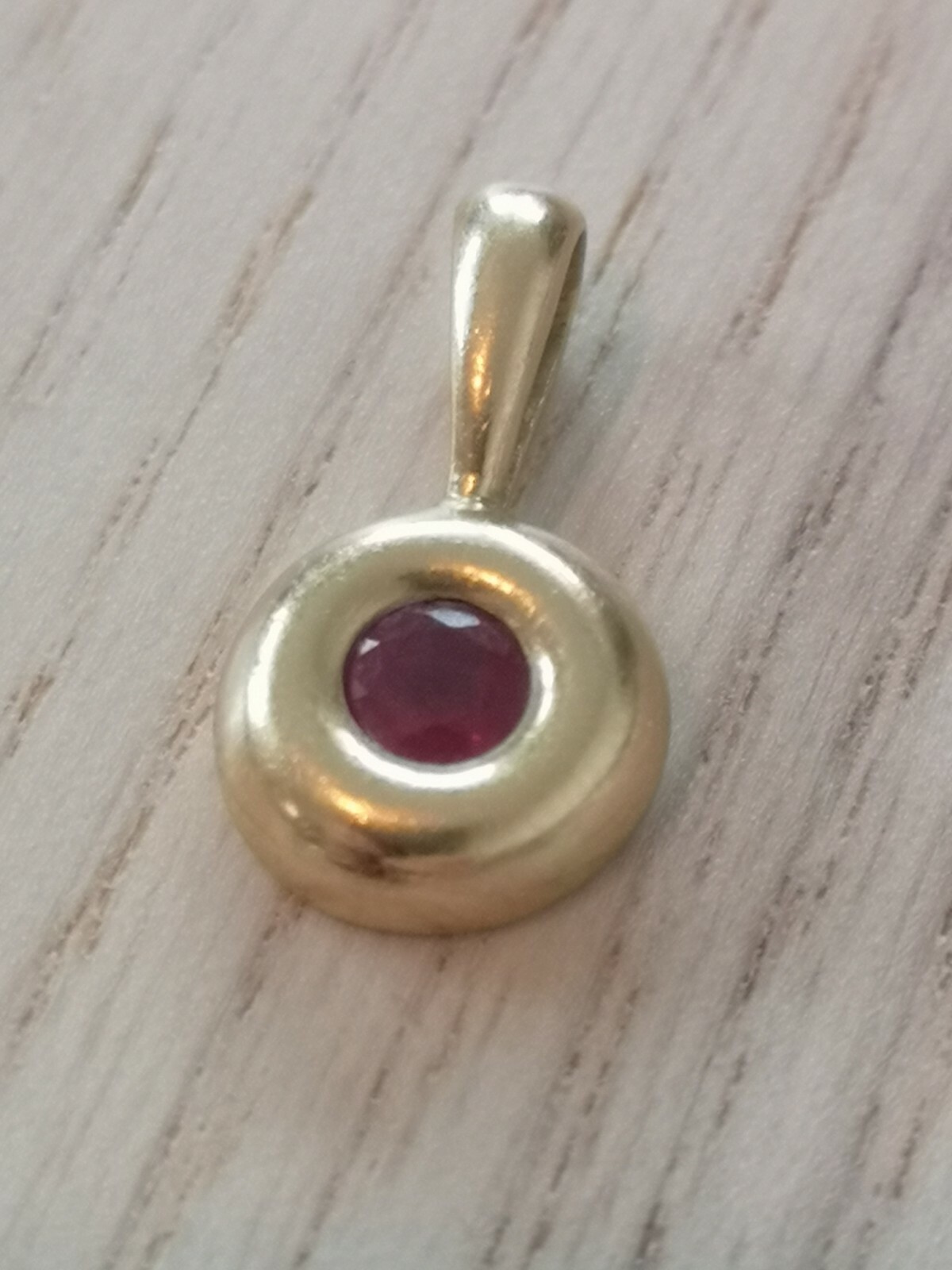 Pendentif rubis véritable et or massif 18 carats au design intemporel