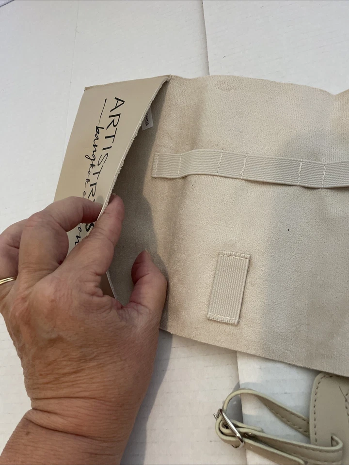 Portabrochas de maquillaje de cuero sintético Artistry Studio Bangkok Edition y etiqueta de equipaje Foto 4 de 4