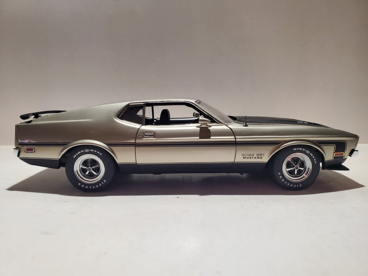 1971 Mustang Boss 351 1:18 ダイキャストモデル 1971 Ford Mustang BOSS 351 – Grabber Blue – sunstarmodelcars
