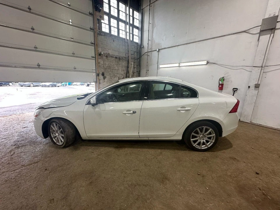 12 13 VOLVO 60 SERIES Alternator - Image 4 of 4