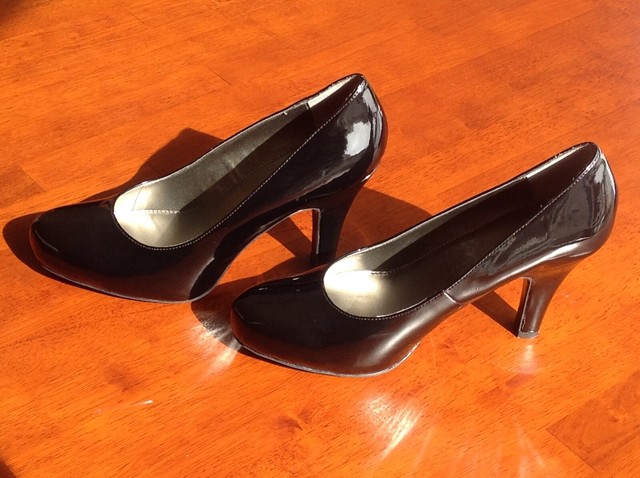 bandolino black patent leather pumps