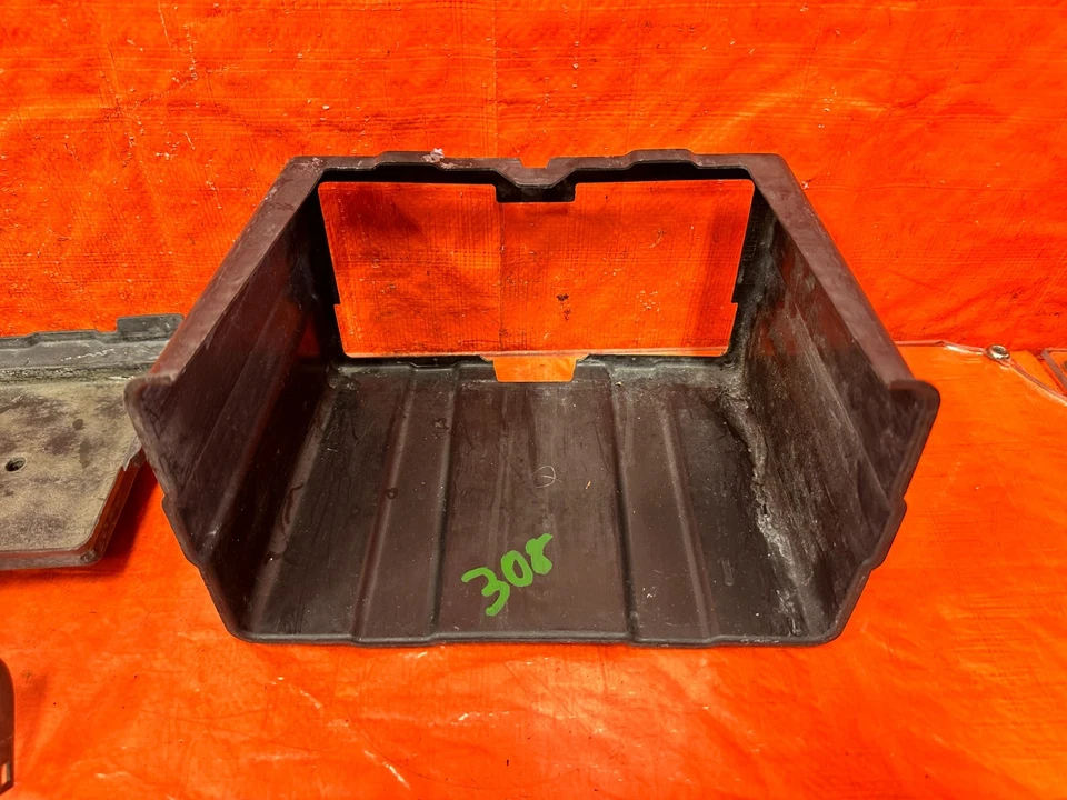 02-05 HONDA CIVIC SI EP3 HATCHBACK BATTERY TRAY MOUNTING BRACKET W/ TIE DOWN 308 - Image 2 of 4