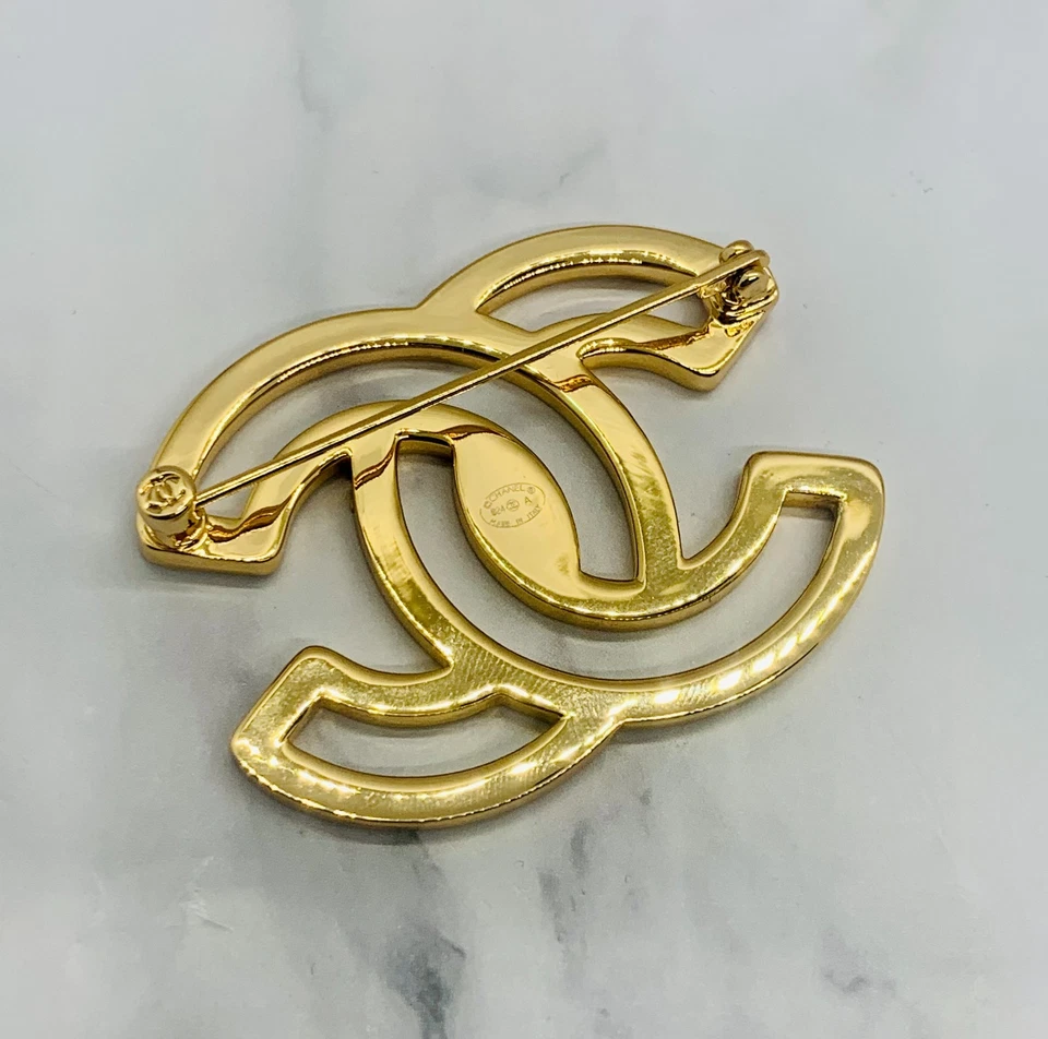 Auth CHANEL CC White Trim Enamel Brooch Pin - Pre owned / LW5742 - Image 3 of 4