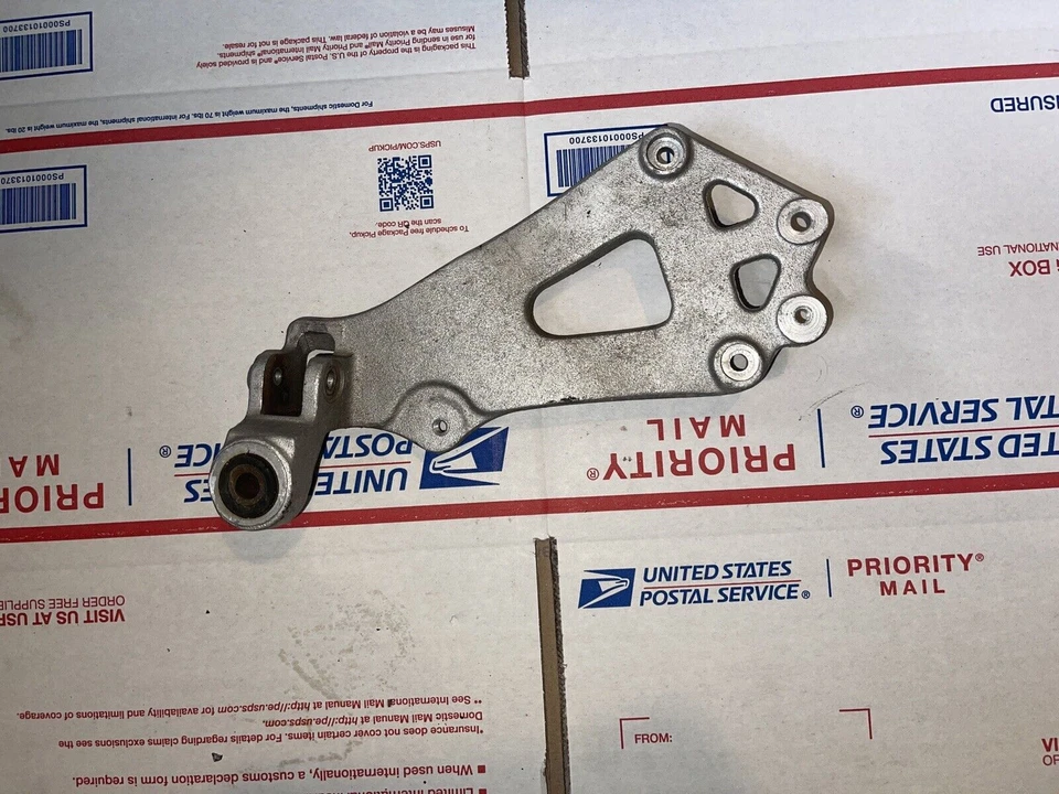 Suzuki GSXR750 1986 montaje de clavija de pasajero trasero derecho GSXR 750 Foto 2 de 2