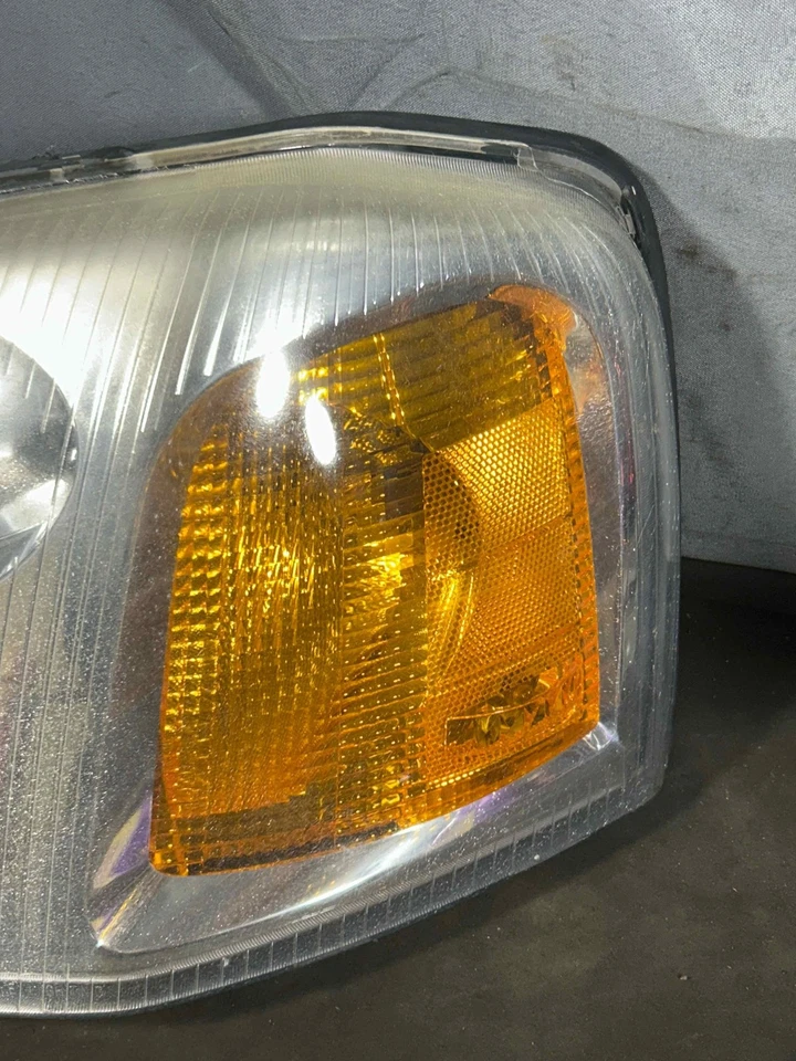 Fits 2002-2009 GMC Envoy Left Headlight OEM:15866071 Foto 2 de 4