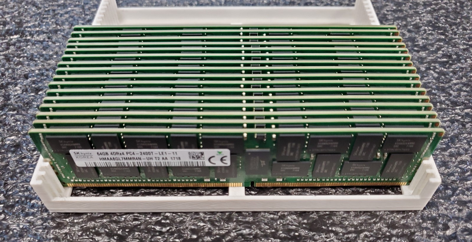 как выглядит 64GB SK hynix PC4-2400T Registered ECC LRDIMM HMAA8GL7MMR4N-UH фото
