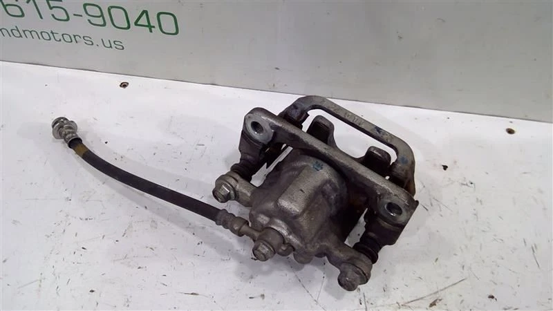 PINZA DE FRENO DE DISCO TRASERA IZQUIERDA NISSAN ROGUE SPORT 2017-2021 44011-3NK0A Foto 2 de 4