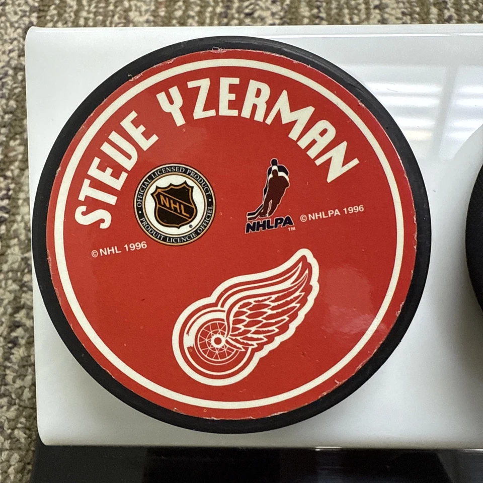 Estojo Detroit Redwing 1997 com Steve Yzerman e disco Stanley Cup - Imagem 4 de 4
