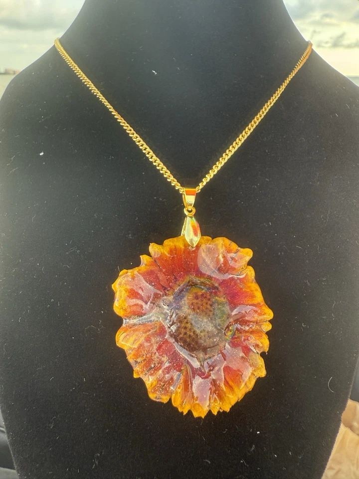 🌼 Flor Dorada - Collar Flor Amarilla Real en Resina y Acero Inoxidable Dorado Foto 3 de 4