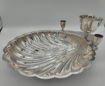 F. B. ROGERS SILVER CO. ANTIQUE SILVER PLATE CLAM SHELL SERVING