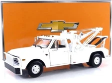 1968 CHEVROLET C30 DUALLY WRECKER TOW TRUCK WHITE 1:18 by GREENLIGHT 13623 NEW