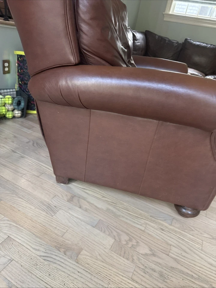 ¡REBAJADO! Silla Stickley de cuero marrón usada con otomana en muy buen estado Foto 2 de 3