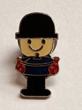 HOMEPRIDE MAN HOLDING CASSEROLE PIN BADGE
