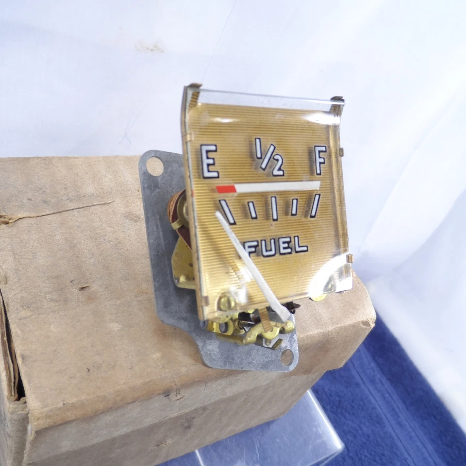 Dodge DeLuxe Series 42 Custom Series 1942 calibre de combustible calibre de gasolina D22 974685 nuevo de stock Foto 3 de 4