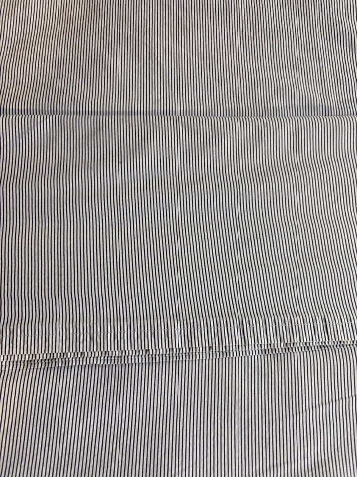 Sábana plana Royale completa azul marino blanco a rayas 100 % algodón. Foto 3 de 4