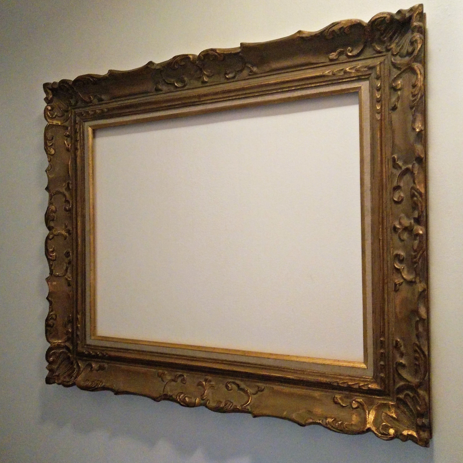 Cadre bois doré sculpté main Montparnasse 42x54 cm pour sublimer vos toiles