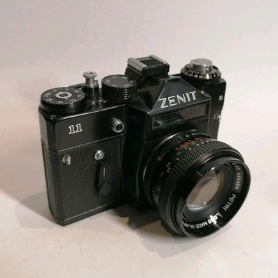 Zenith 11 analoge Spiegelreflexkamera 35 mm. Mit Petri 55mm F1. 8 Objektive und Lederetui.