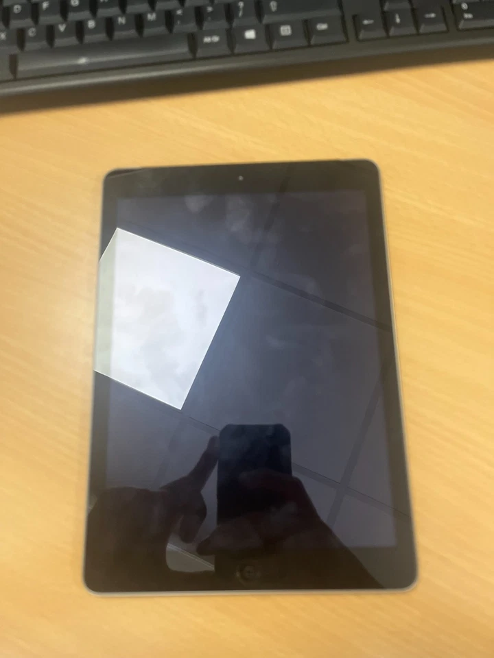 Apple iPad Air 1st Gen. 128GB, Wi-Fi + Cellular , 9.7in - Space Grey - GRADE B - Image 2 of 3