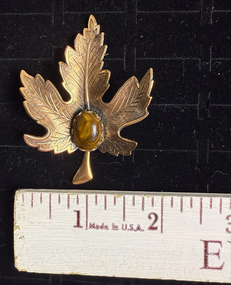 Broche de metal tono cobre hoja otoño/otoño con piedra remolino marrón en el centro Foto 4 de 4