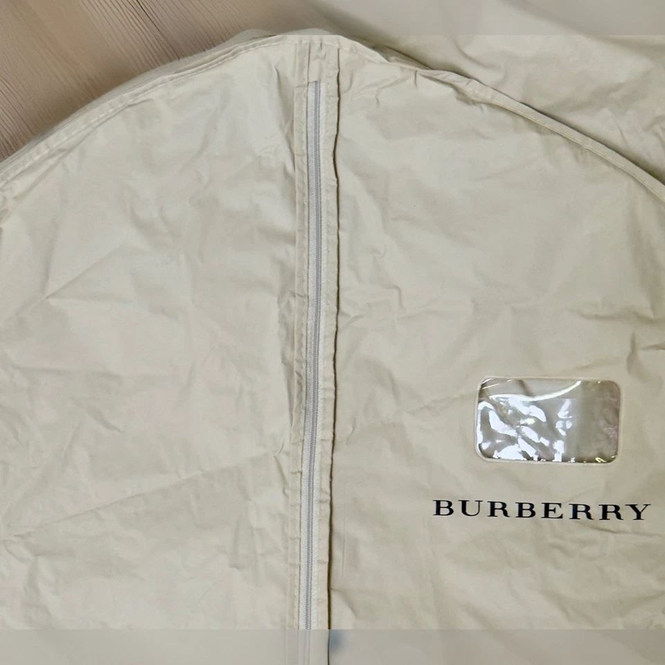 BURBERRY Prenda Traje Chaqueta Abrigo Cremallera Bolso de Viaje Caqui. Ventana de etiqueta de nombre transparente. Foto 2 de 2