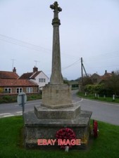 PHOTO  WAR MEMORIAL FOR THE FIRST AND SECOND WORLD WARS. HAS THE MESSAGE.... TO