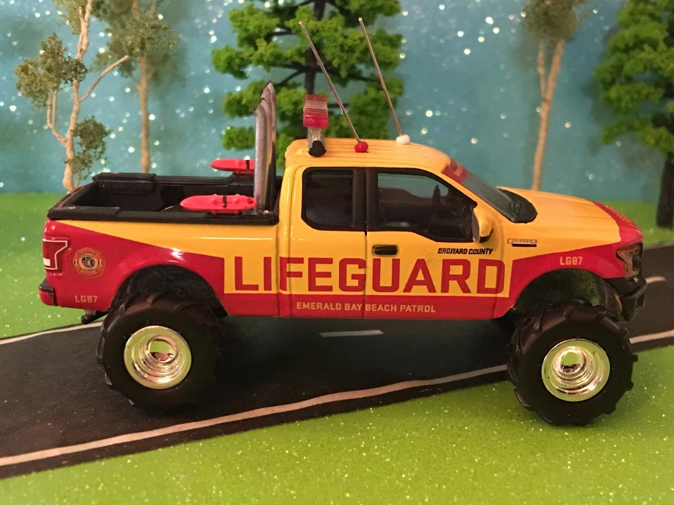 1/64 Custom Elevanted 2016 Ford, F150 CB, Antenas Silenciadores dobles Neumáticos de tracción grandes Foto 2 de 3