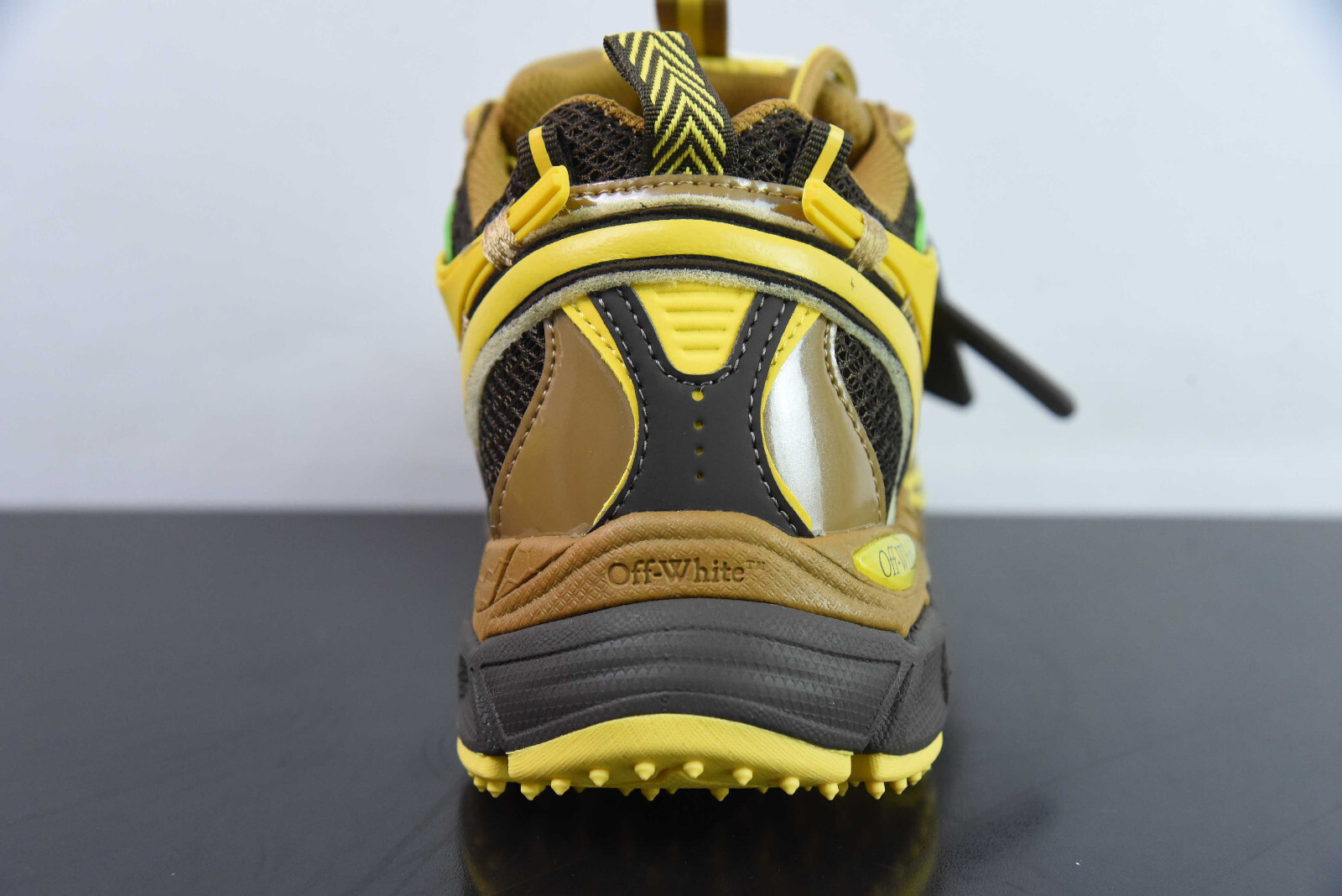 Sneakers unisex Off Arrow Be Right Back bianche e gialle foto 5