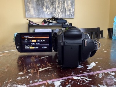 Canon VIXIA HF S20 Full HD 1080p AVCHD 8GB Flash Camcorder 10x -Bundle- Turns On