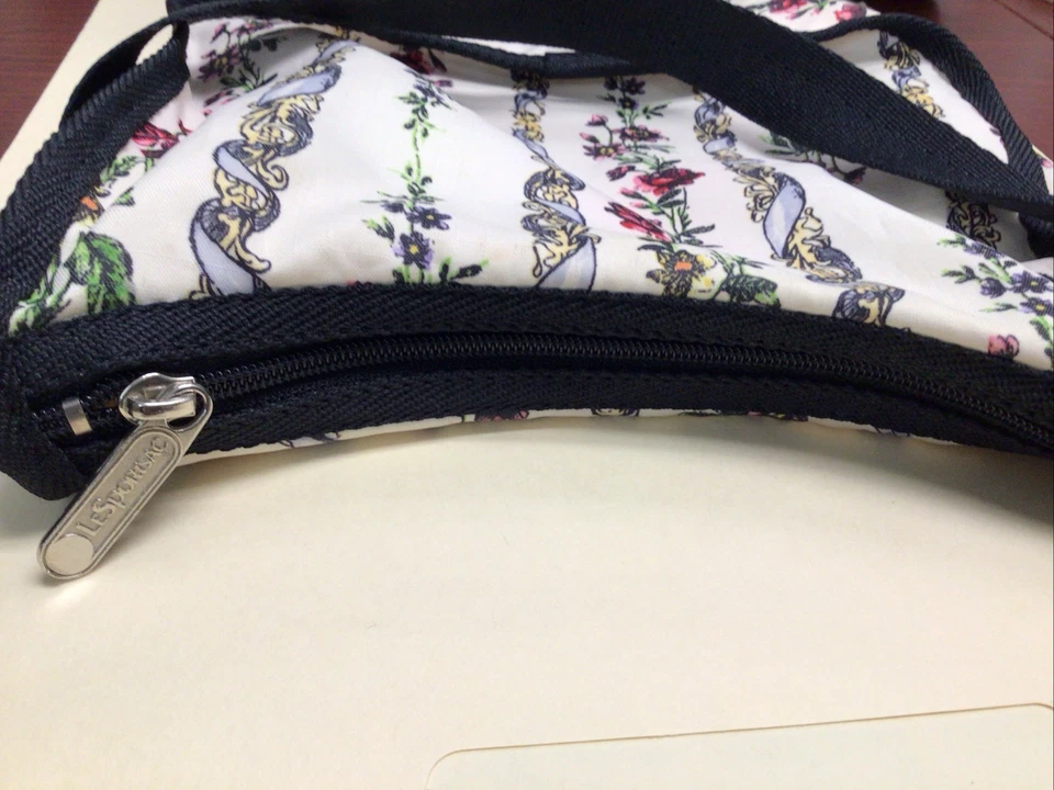 Bolso de hombro pequeño ligero con estampado de rosas y fondo blanco LeSportsac Foto 4 de 4