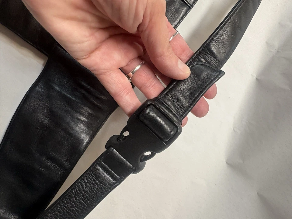 Carteira Perlina preta de couro genuíno com cinto - 38” cinto ajustável - Imagem 4 de 4