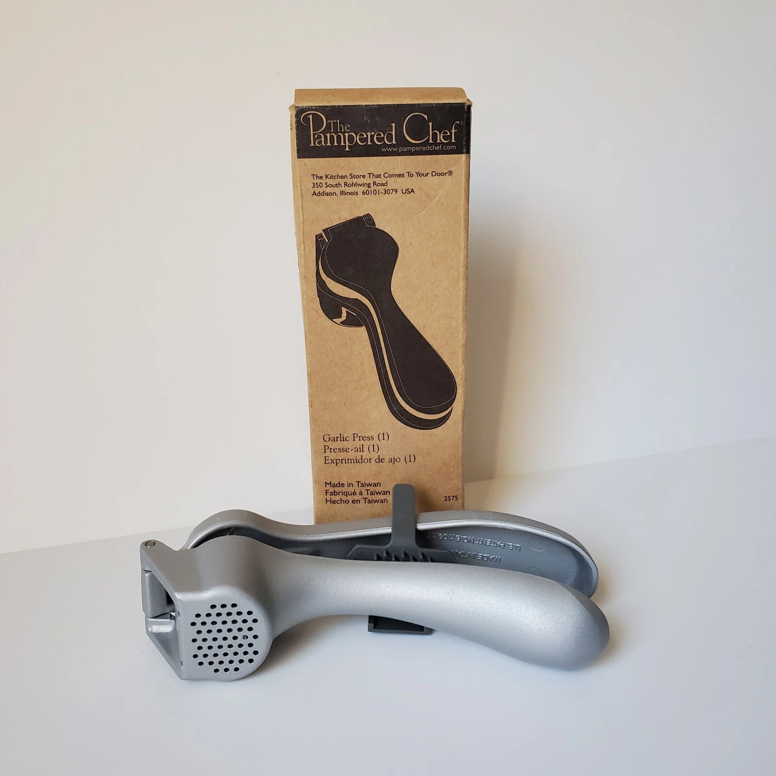Pampered Chef Garlic Press #2575 With Cleaning Tool Kitchen Gadget New Open Box
