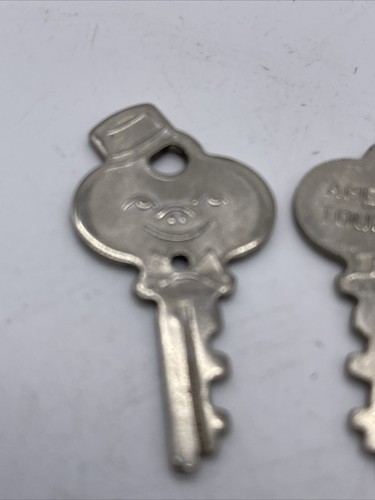 Two Vintage AMERICAN TOURISTER Luggage Suitcase Keys with Smiling Bell Hop Boy - Picture 2 of 10