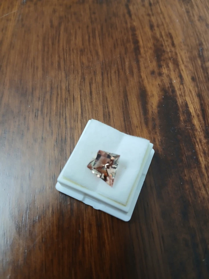 Stunning Oregon Sunstone 2.6ct Non Standard Kite Cut - Image 2 of 4