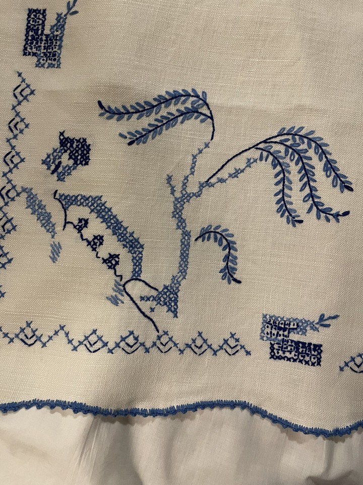 Vtg Linen Blue Willow Embroidered Tablecloth 56 X 74 Scalloped Edge