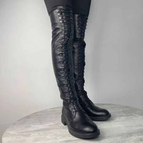 Botas con cordones hechas a mano de cuero negro sobre la rodilla para mujer zapatos altos personalizados para montar Foto 3 de 4