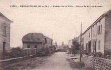 BADONVILLERS (M.&M.) Entrée de la ville route de Pierre Percée - Carte Postale 
