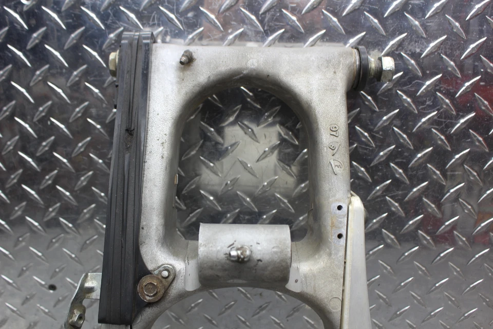 1998 SUZUKI DR350SE ПОВОРОТНЫЙ РЫЧАГ ПОДВЕСКИ 61000-14D50 - Изображение 2 из 4