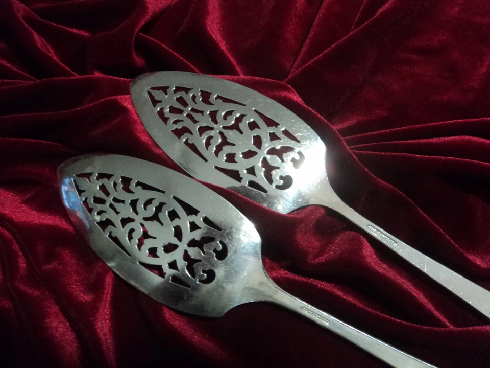 Silverplate Flatware Lot of  2   Pierced Pie Cake Servers Oneida Coronation 1936 - Image 4 of 4