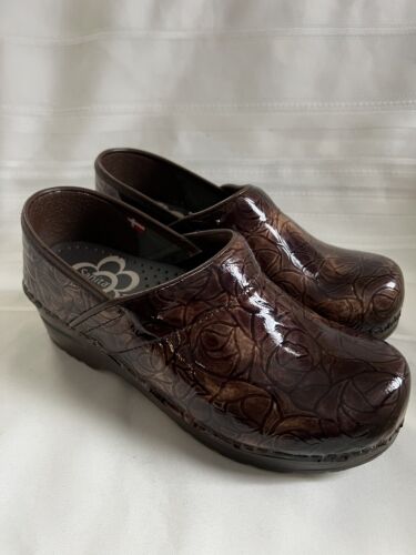 Sanita Clogs Women's EU 36 Brown Embossed Floral Professional Nurse  NEW - Picture 1 of 9