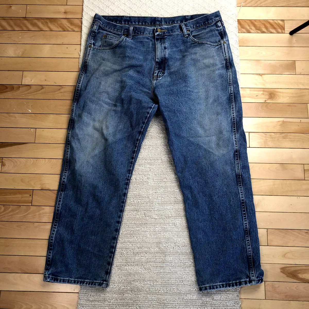 WRANGLER Rugged Wear Relaxed Fit Mens Jeans 40 x 29 Medium Wash Zip Fly 35001AI