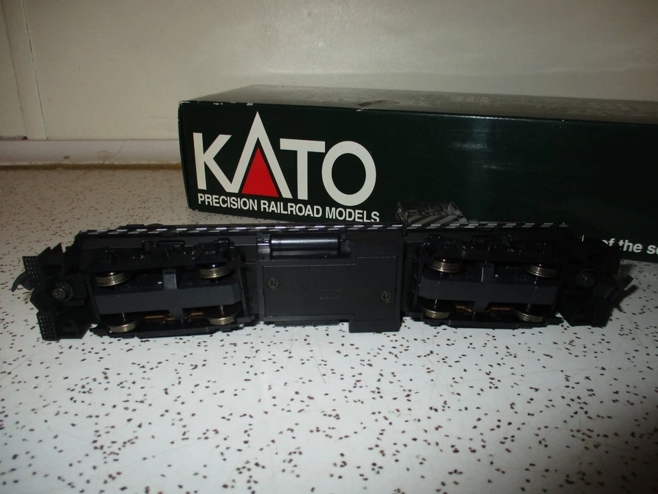 Kato 37-2501 HO Alco RS-2 Diesel Locomotive #2099 Santa Fe - Image 3 of 4