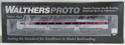 85' Budd Metroliner Parlor Car w/Sound - Amtrak Ph1 #884 - Walthers #920-14820 - Picture 1 of 4